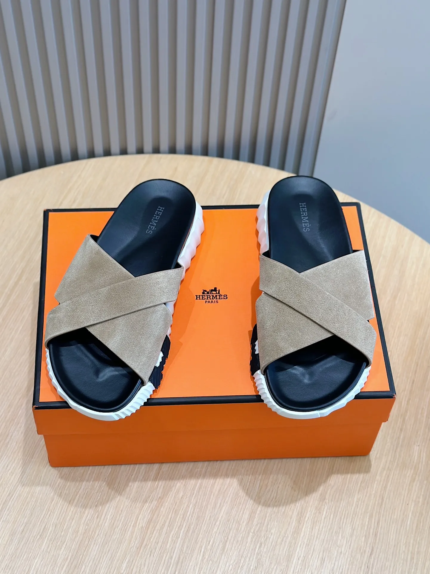 Factory price: 360💰Hermès [HERMÈS] Top Herme*H Home Hermès Men's Sandals and Slippers-Original Reproduction. Purchase the original version and make it one to one. The outsole is privately molded. The color of the outsole corresponding to each color is the same as the original version. Come to those who know the stuff 💪 The ultra-light soles are designed in contrasting colors, and they feel so comfortable on your feet! Calfskin, cowhide feet, private model outsole. Size: 39-44 (customized at 38.45)